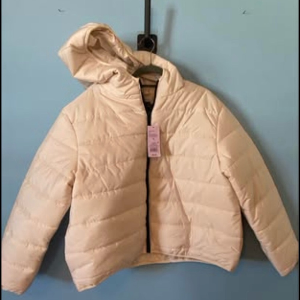 Light beige puffer jacket, size medium. Brand new with tags
